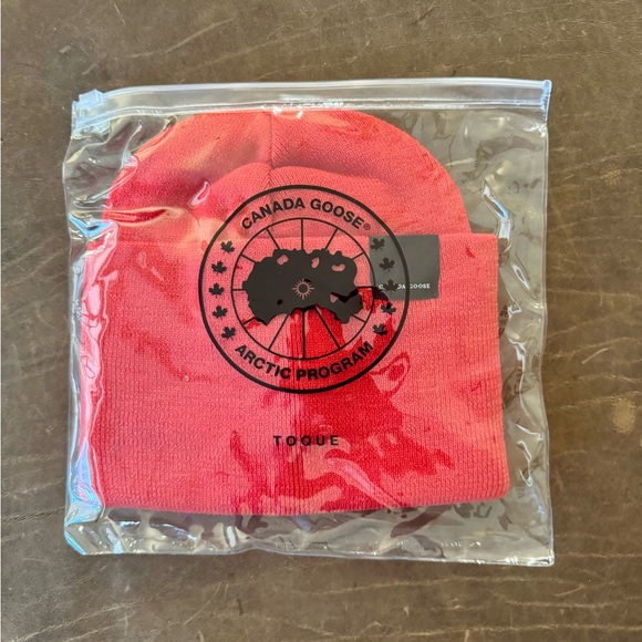 Canada Goose NWT Ladies Ranger Toque Red - Picture 4 of 6